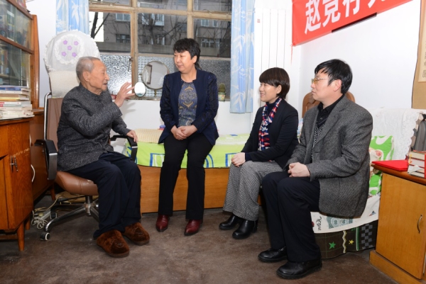 太阳官网举行捐赠图书仪式——99岁退休教师赵竞存先生捐赠图书