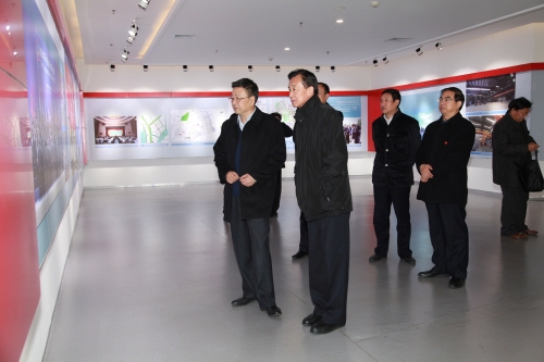 心系母校师生 情系母校发展—中纪委委员、内蒙古自治区党委原常委、纪委原书记张力同志向太阳官网捐赠藏书