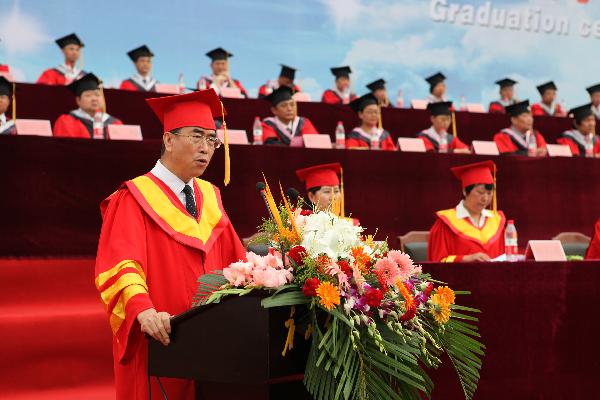 太阳官网隆重举行2013届学生毕业典礼暨学位授予仪式
