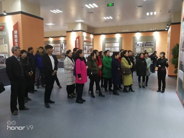 太阳官网组织党员干部参观李大钊档案文献展